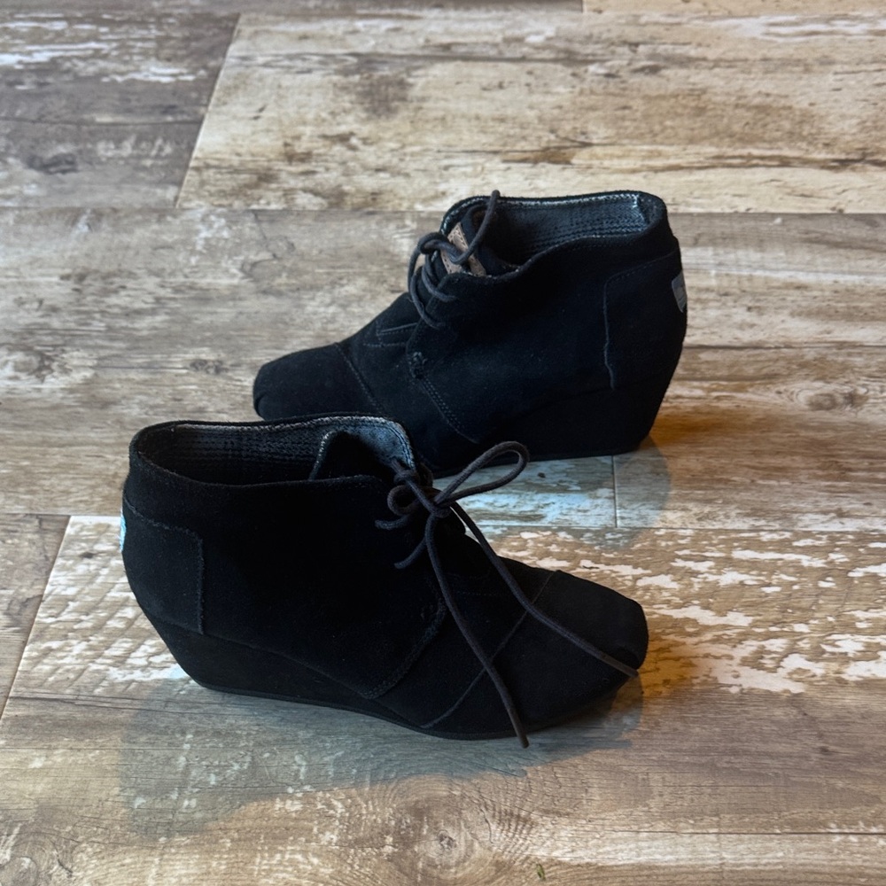 TOMS Desert Ankle Boots Black Suede Chukka Lace Up Wedge Heels Women’s 7.5 - Picture 3 of 8